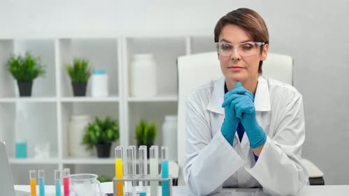 Portrait d'une scientifique médicale mature et confiante en uniforme posant en regardant la caméra
