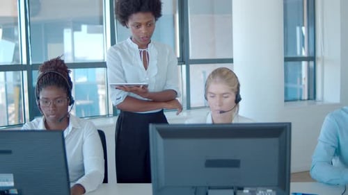 Seriöse Callcenter-Coach hilft Bediener-Headset