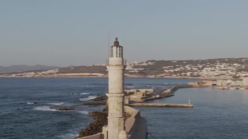 Leuchtturm der Stadt Chania mit Blick auf das Stadtbild, Drohnenaufnahme