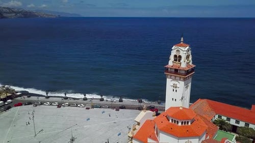 Vista desde lo alto de la basílica y el paisaje urbano de Candelaria, cerca de la capital de la isla