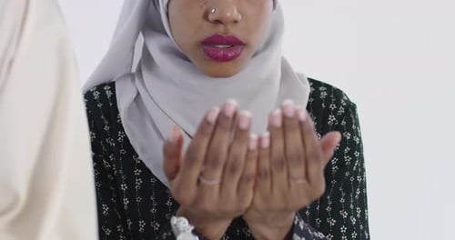 Afrikanisches muslimisches Paar zu Hause im Ramadan spricht traditionelles Fatiha-Gebet an Allah Gott