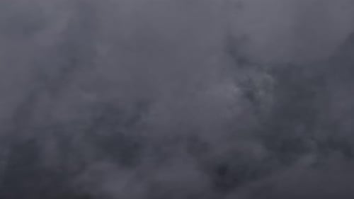 In grauen Wolken fliegen 02