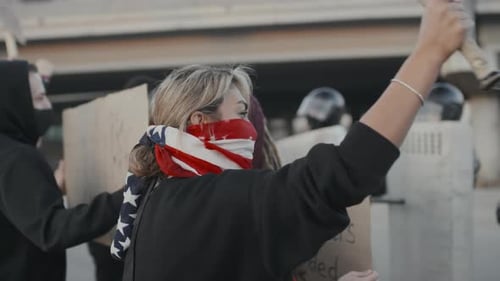 Des jeunes masqués manifestent à l'extérieur