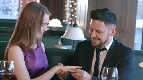 Glückliches Paar verlobt sich beim Date