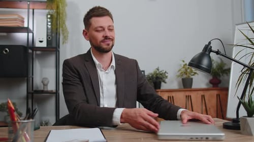 Glücklicher Geschäftsmann tanzt Siegestanz feiert Beginn des Wochenendes Feiertagserfolg Sieg im Amt