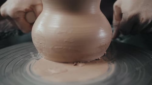 Gros plan de l'atelier de poterie Potter Clay Wheel, femme fabriquant un pot de bricolage à vendre dans un magasin de commerce électronique