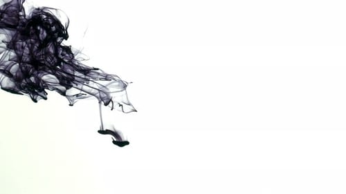 Gouttes d'encre abstraite dans l'eau 24
