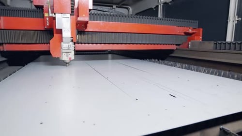 Laserschneidmaschine zum Schneiden eines großen Blechs