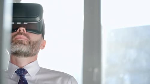 Geschäftsmann mit VR-Brille telefoniert
