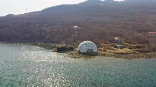 Le dôme du laboratoire/delphinarium abandonné dans la baie de Vityaz