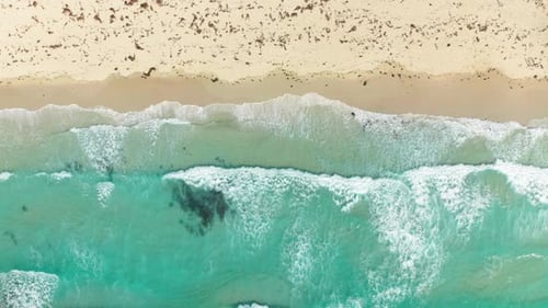 Imágenes Cinemáticas de Verano. Vista de arriba hacia abajo de la hermosa playa de arena blanca y el océano