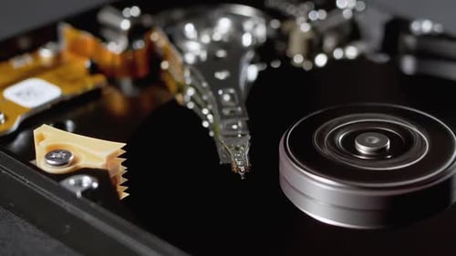 Festplattenlaufwerk innen. Struktur der Festplatte, Spinnplatte. Move Magnetkopf