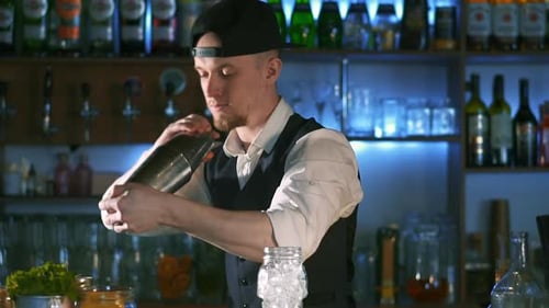 Guy-bartender Shows the Tricks