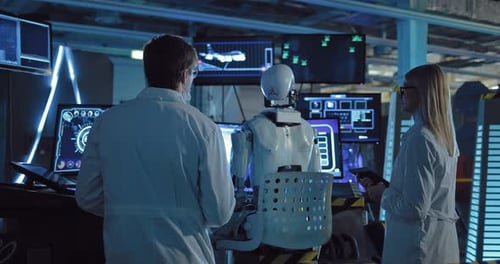 Labortechniker diskutieren die Indikatoren des Experiments mit Humanoiden