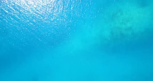 Tropische Luftaufnahme eines sommerlichen weißen Paradies-Sandstrandes und aquablauem Ozeanhintergrund