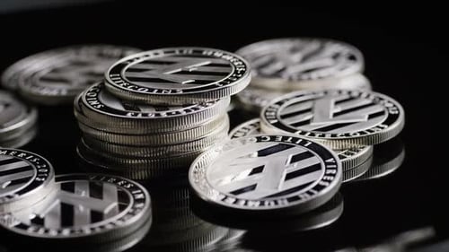Rotierende Aufnahme von Bitcoins (digitale Kryptowährung) - BITCOIN LITECOIN