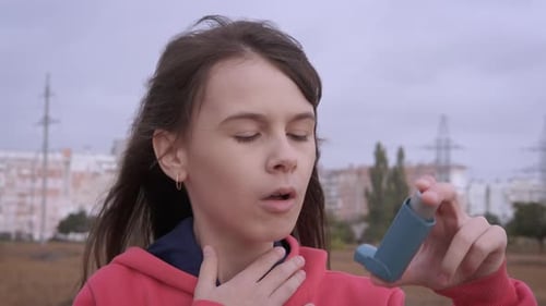Souffrant d'asthme avec inhalateur