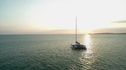 Catamarán al atardecer