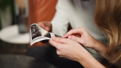 Une femme avec un partenaire noir regarde des images échographiques de bébé