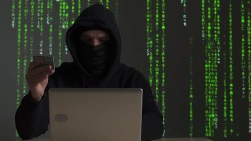 Hacker de computador com cartão de crédito roubando dados de um laptop: conceito para segurança de rede e identidade
