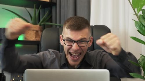 Der Mensch ist begeistert, wenn er befördert wird oder Erfolg feiert, Lotteriegewinn, Sieg feiert.