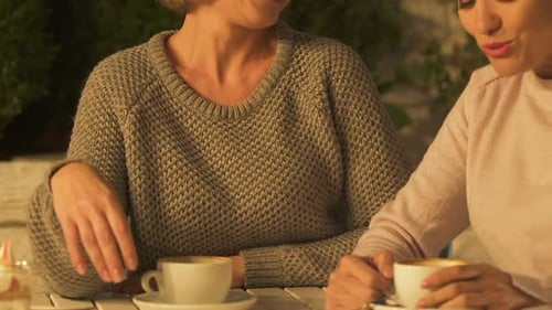 Liebe Freunde, umarmen und lachen, glückliche gemeinsame Zeit, vertrauensvolle Beziehungen