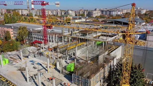 Krane und Baustelle
