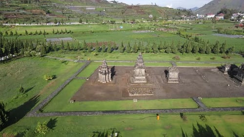 Luftaufnahme des Arjuna-Tempelkomplexes auf dem Dieng-Plateau.