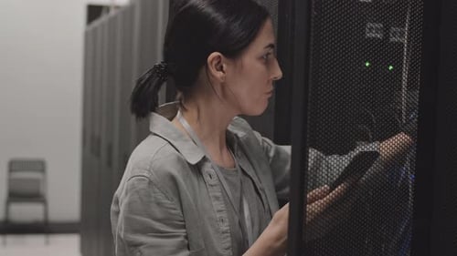 Spezialist überprüft die Kabelverbindung des Servers