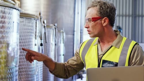 Mitarbeiter nutzen digitales Tablet