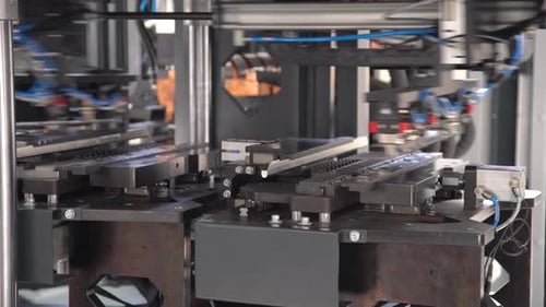 Machine de transfert linéaire avec automatisation complète