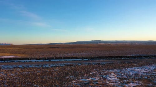 Wüste und Güterzug bei Sonnenuntergang im Winter