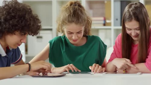 Schüler mit Geräten in der Pause