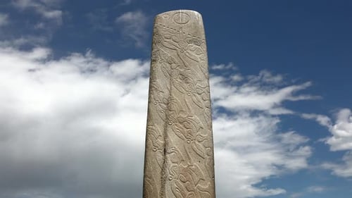 Inscription du menhir obélisque datant de l'Antiquité