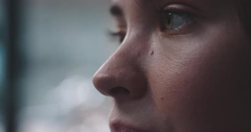 Jovem mulher ouvindo e falando de perto dos olhos