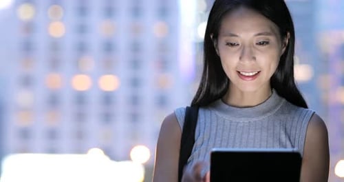 Femme utilisant une tablette