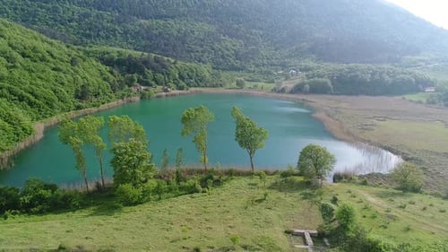 See- und Waldlandschaft, Häuser am See.