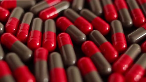 Rote und graue Gesundheitskapseln rotierende Nahaufnahme