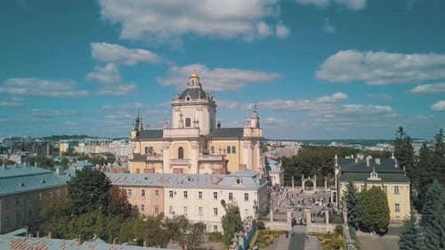 Vue aérienne de la cathédrale Saint-Georges de Saint-Jura dans la ville de Lviv, Ukraine
