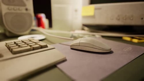 Ordenador retro vintage y otros dispositivos