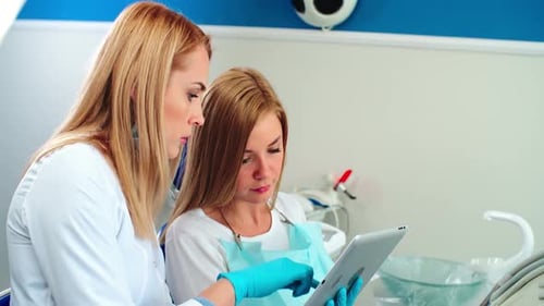 Uso de la tableta para la consulta dental