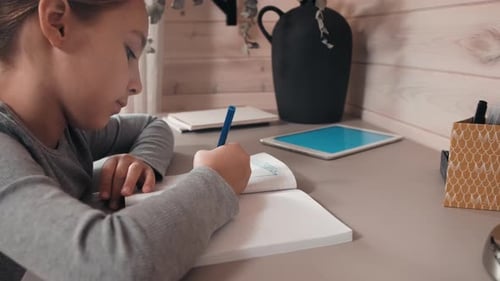 Dibujo de una linda niña en edad escolar