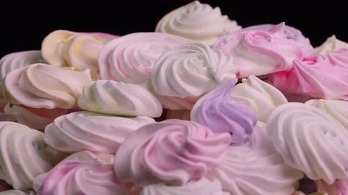 Twirl of Sweet Meringue dreht sich auf schwarzem Hintergrund