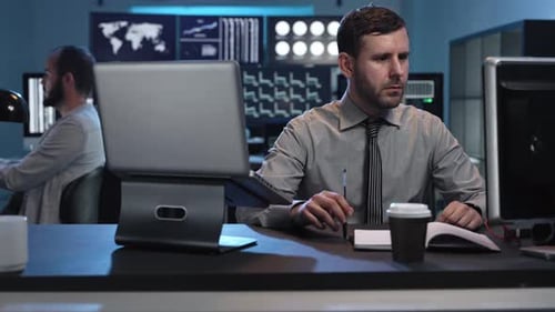 Porträt eines Business Traders Professional, der in einem Büro einer Aktiengesellschaft arbeitet