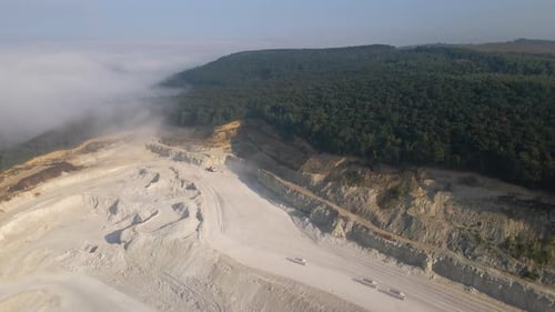 Luftaufnahme des Tagebaus von Kalksteinmaterialien für die Bauindustrie mit Baggern und