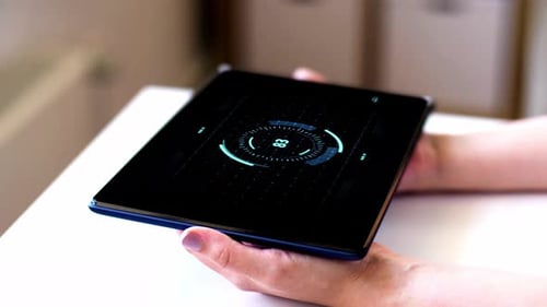 Mains avec Tablet PC avec codage à l'écran