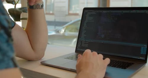 Close Up Man Coding Html e Programação em Monitores de Tela, Desenvolvimento Web, Desenvolvedor.