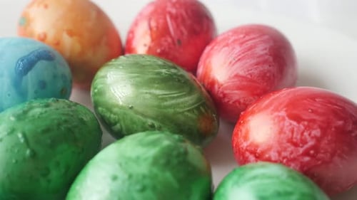 Viele bunte Hühnereier 4K kippbares Filmmaterial