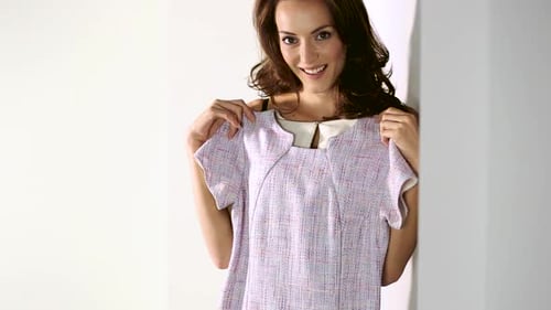 Mulher experimentando roupas