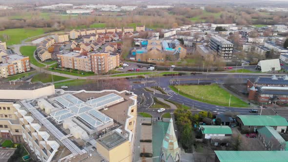 Vista aérea inversa de Gloucester Park y Basildon Town Centre por la ...